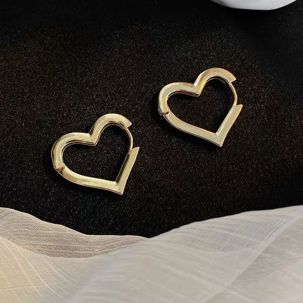 

designer fashion openwork love earrings girl simple personality light luxury high-end sense earrings stud earrings, Golden;silver