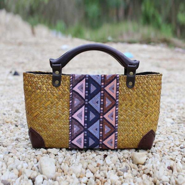 

2020 new straw woven handbag beach bag handwoven bag wooden handle rattan straw woven women's bag