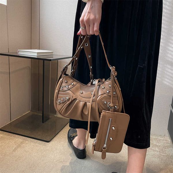 

underarm bag women's 2023 spring fashionable rivet locomotive messenger bag