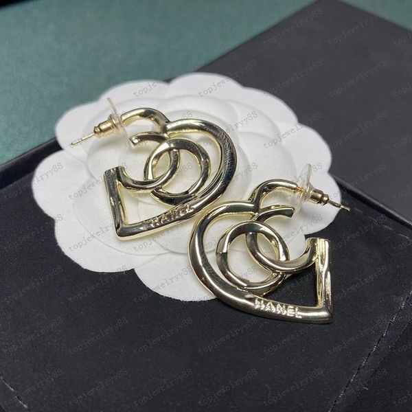 

2022 womens geometric round pearl stud charm earrings luxury designer brand letter crystal rhinestone earring 18k gold plated women wedding, Golden;silver