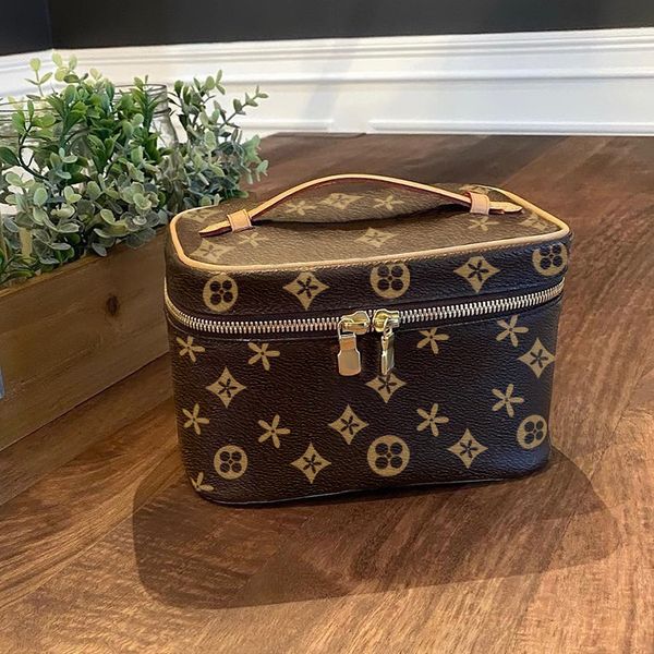 

cosmetic bag m44935 m42265 3 size nice bb luxury tote handbag women designer wash pouch louiseity man wallet viutonity makeup leather clutch