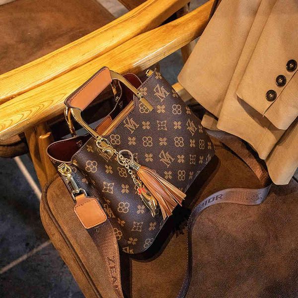 

2023 factory online sale old flower bucket large capacity new single shoulder messenger bag hand women's bag