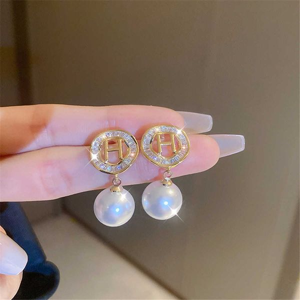 

charm 925 silver needle personalized zircon letter h pearl earrings european real gold electroplating high-end temperament earrings g230320, Golden