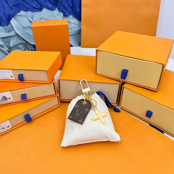 

23ss fashion leather keychain luxury designer gold metal ring keychain classic alphabet pendant keychain bag key jewelry, Silver