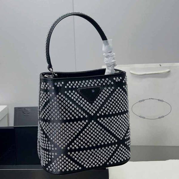 

2023 Fashion Drawstring Top Luxury Designer Bag Letter PlainTote Bag Pu Women Handbags Hasp Bucket Interior Compartment Tote Sac Small Totes, Black2