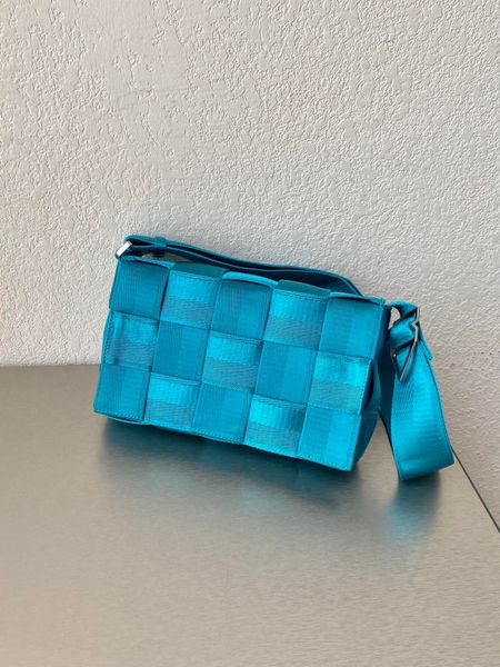 

woven bag fashionable men's crossbody bag luxury brand designer bag men's waist bag hardware