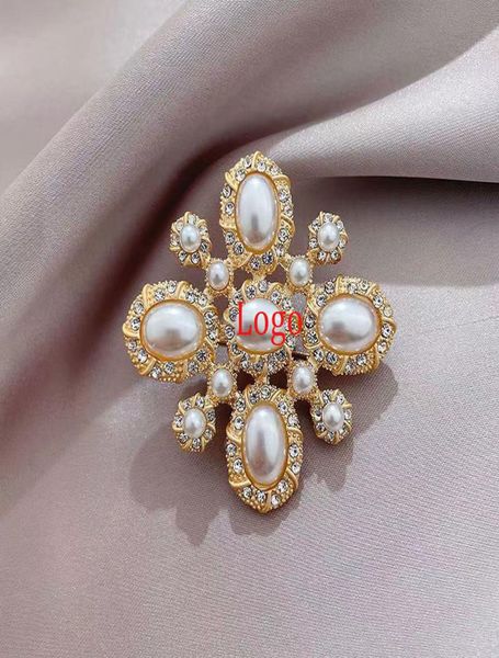 

simple double letter pins women luxury designer brooches brand logo design crystal pearl brooch suit pin wedding jewelry accessori1940324, Gray
