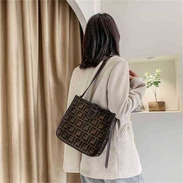 

luxury designer new women's handbag style bucket leisure temperament shoulder