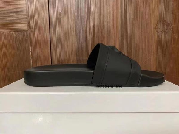 

woman slipper medusa slides black and gold baroque couture slides for men women glitter bedroom classic slippers designer white pink mens sl