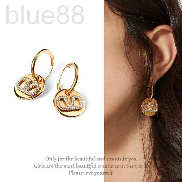 

charm designer v-shaped small round cake earrings texture 2021 new rhinestone vltn tino v family qha1, Golden