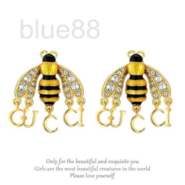 

charm designer 2022 new ancient letters bee earrings female fashion show light luxury diamond x0ca, Golden