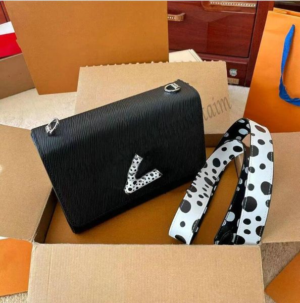 

designer shoulder bag popular twist bags leather small square designers bag metal long chain v shaped buckle simple fashion very nice 01