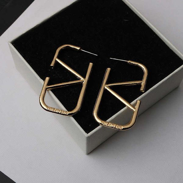

2023 designer new v-shaped fashion personalized temperament versatile silver needle allergy resistant earrings, Golden