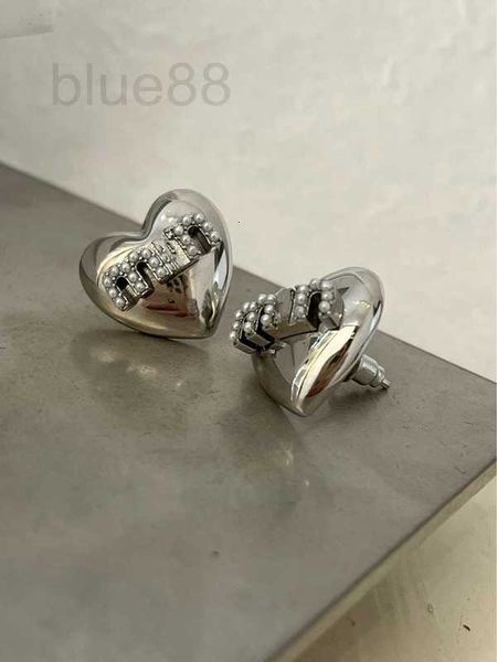 

charm designer early autumn new sweet cool spicy girl love glossy letter earrings small unique light luxury fashion trend l8-3 uebn, Golden