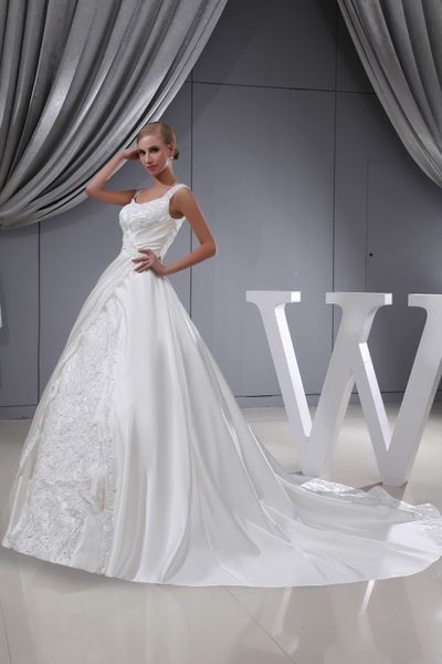 

2023 vintage white satin a line wedding dresses with lace appliques buttons back plus size sweep train lace bridal party gowns