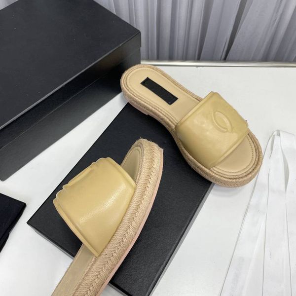 

2023 with luxury designer sandals flip-flops women's sliding summer fashion wide smooth sandals slippers flip-flops channel floral desi, Black