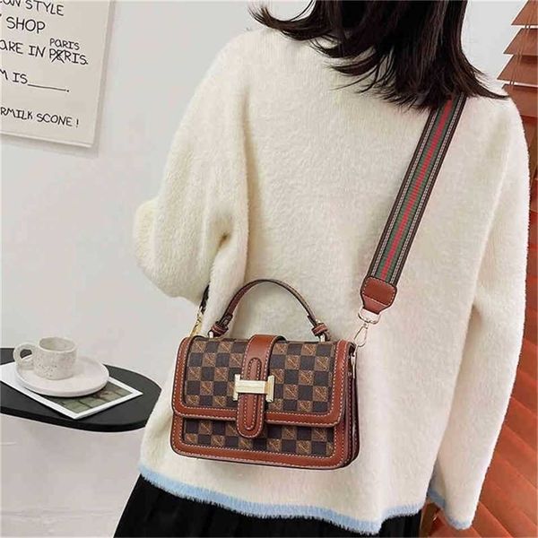 

2023 designer bag versatile foreign style single shoulder texture oblique cross bag portable small square bag 2023