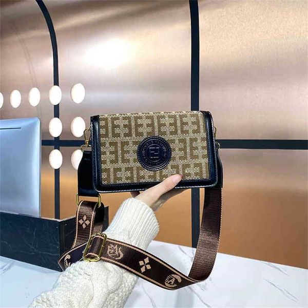 

2023 designer bag autumn and winter super fire versatile ins niche fashion single shoulder small square bag
