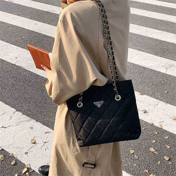 

2023 designer bag handbag version large capacity female parachute wandering nylon rhombic chain single messenger1p7r