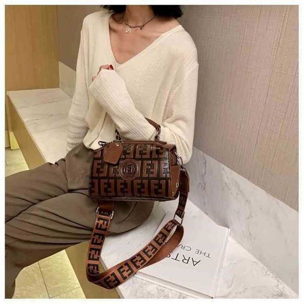 

2023 designer bag in spring and summer of fashion one shoulder slanting cross portable embossed small square bag