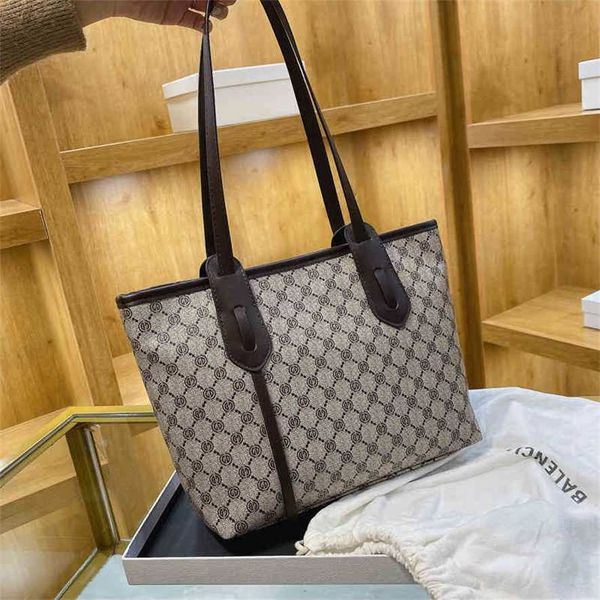 

2023 designer bag 2023 new fashion printed hand women's leisure armpit bag single shoulder tote bag