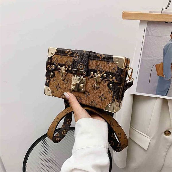 

2023 designer bag fashion retro simple lock printed messenger ins single shoulder women's small square bag