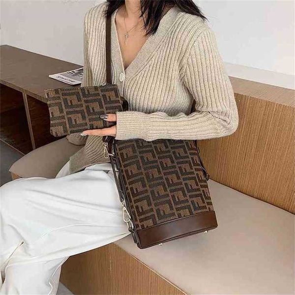 

2023 designer bag printed hand bucket simple style vintage embroidered bag
