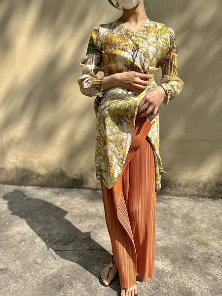 

women's trench coats yudx miyake pleated flowers trees printed long sleeved cardigan loose coat 2023 spring summer clothes 230329, Tan;black