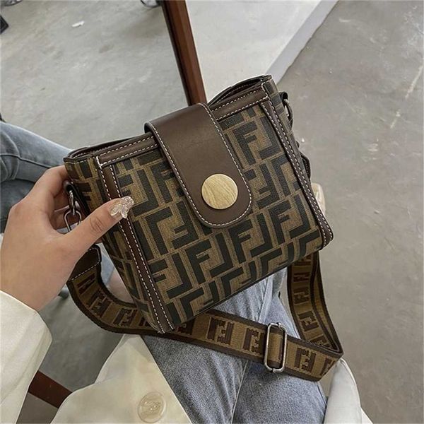 

2023 designer bag handbag summer wide bucket western style single slanting printing