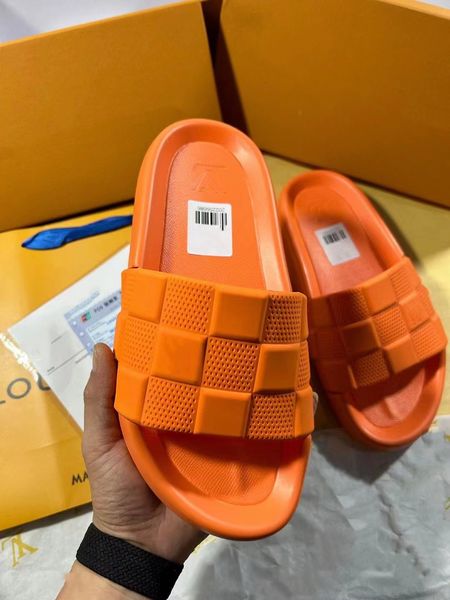 

2023 new slippers designer women rubber slide waterfront embossed mule fashion slides flat comfort with luxury summer sandals luxury men bea, Black