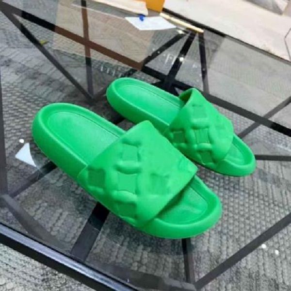 

2023 new slippers designer womens rubber slide waterfront embossed mule fashion women slides flat comfort luxury summer sandals luxury men b, Black
