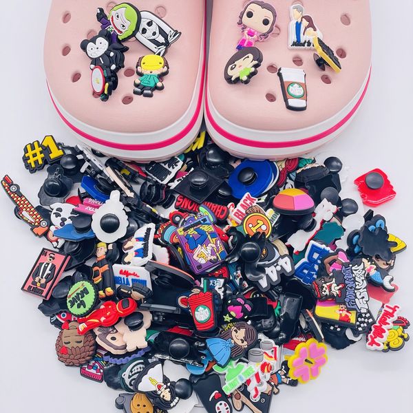 

shoe parts accessories 100pcs mix cartoon anime sandals s pvc garden decorations fit wristbands croc jibz charm party gift 230330, White;pink