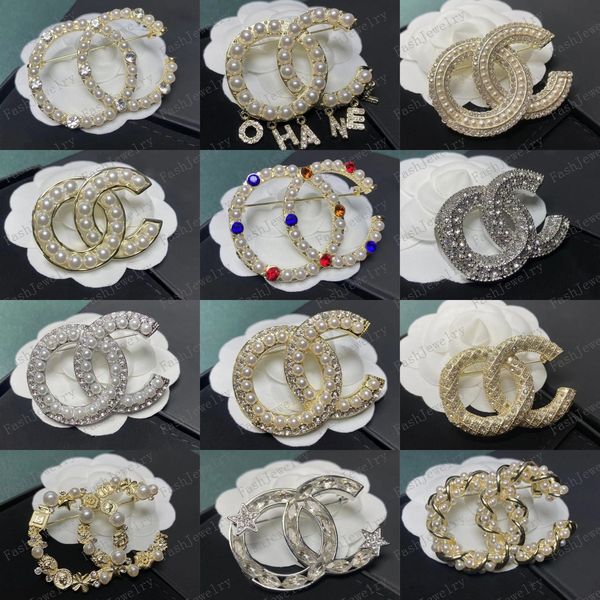 

2023 mens designer brand letter brooches 18k gold plated inlay crystal rhinestone jewelry brooch charm pearl pin 2022 marry christmas party, Gray