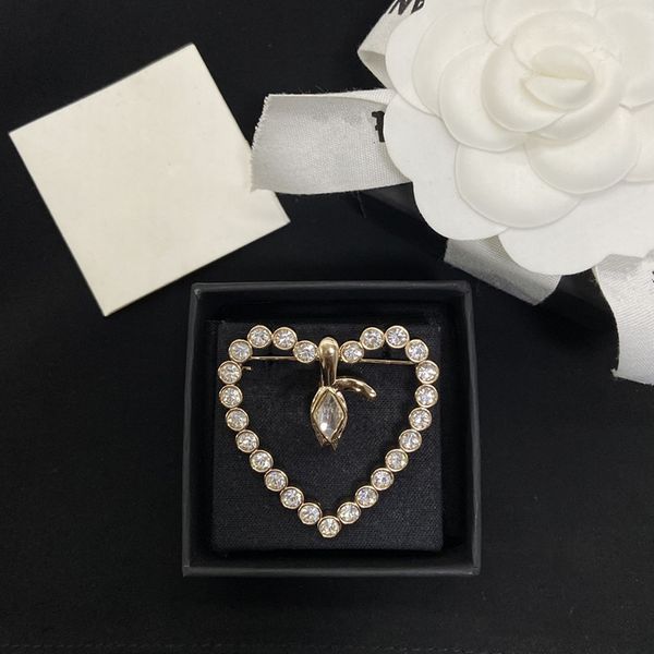 

with box luxury women men designers pins diamond heart design gold plated 18k steel quality brand brooches lapel pin for party wedding, Gray