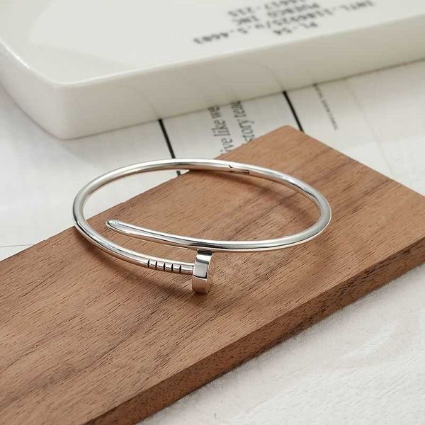 

2023 designer carti bracelet fashion bangle silver bracelet silver bracelet with a circumference, Black