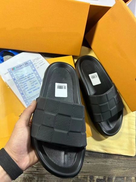 

2023 new slippers designer women rubber slide waterfront embossed mule fashion slides flat comfort with luxury summer sandals luxury men bea, Black