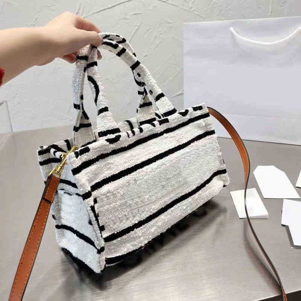 

totes plush totes bag designer women alphabet-print lambskin tote shopping handbag autumn and winter trend shoulder bag high capacity 220902