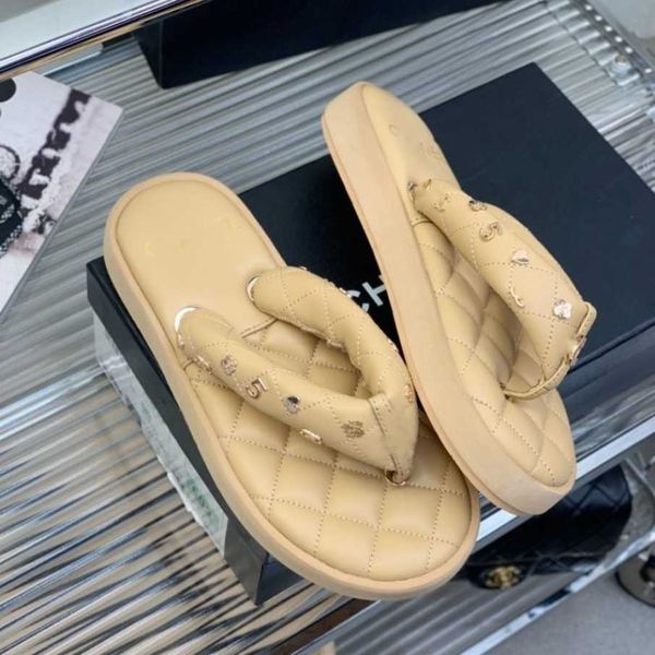 

designer platform slippers quilted beige black thong sandal padded mule puffer slides women paris fashion flip flops calfskin check plaid pi