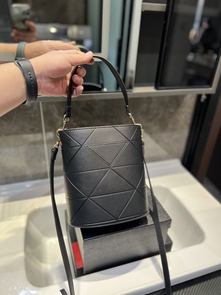 

new bag luxury designer brand bucket bag handbag highs quality girls fashion classic triangle handbag 5a open clutch handbag