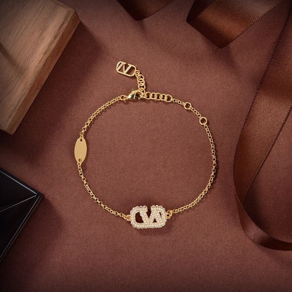 

woman charm bracelets v letter designer brand pearl fashion luxury vlogo chain bracelet jewelry trend women diamond metal bracelet ghh, Golden;silver