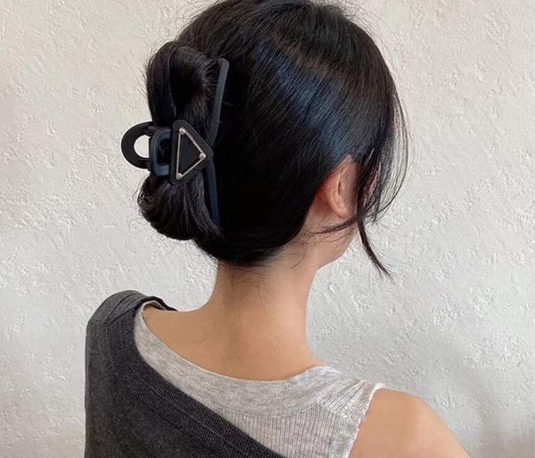

luxury womens designer triangle hair clip for women girls brand letter designer hair claw fashion hair claw fashion hairpin hairclip, Black;brown