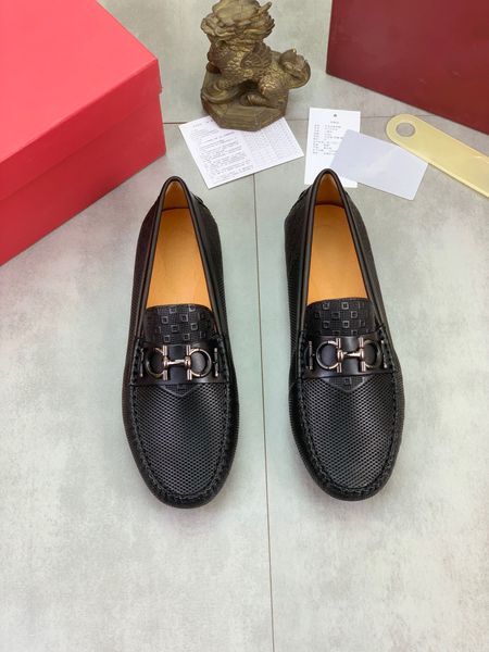 

fashion men designer dress shoes letter carved leather flat breathable hole luxury mens casual shoe with red box, Black