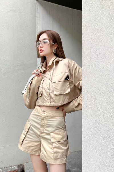 

2023 summer womens tracksuits designer metal triangle hooded tracksuit sets charge jacket plus shorts women's print running suits t-shi, White