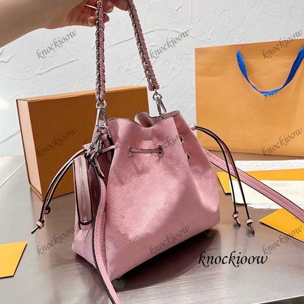 

luxury designer cowhide version bucket bag metal and leather woven handle removable leather shoulder strap crossbody handheld with a variety