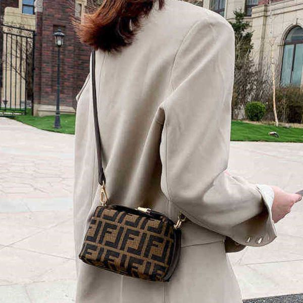 

handbags outlet leather women's 2023 spring and summer new middle ancient bag mini boston one shoulder messenger vintage printed bag