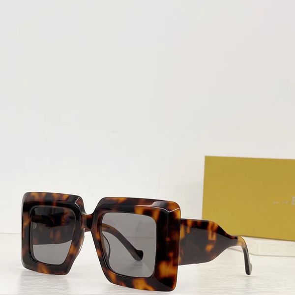 

close the latest men's catalina sunglasses. summer ultra thick square frame with wide legs. classic metal arrow logo. women's vaca, White;black