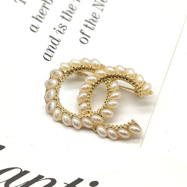 

2023 new french small fragrance brooch with diamond pearl inlay, light and luxurious temperament, versatile suit pin xz2, Gray