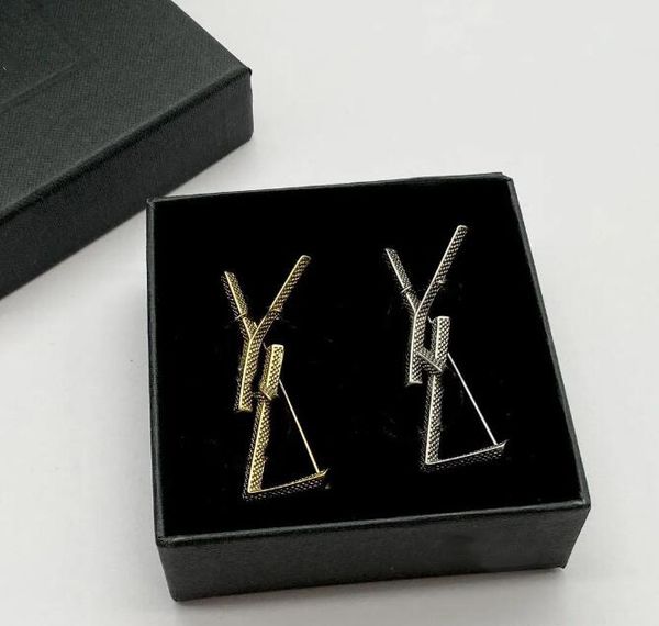 

2023 luxury brand designer letter pins brooches women gold cape buckle brooch suit pin wedding party jewerlry, Gray