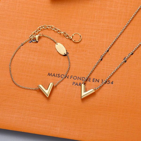 

classic designer pendant charm bracelets gold love v necklace fashion jewelrys wristband plated letter simple heart luxury pendants titanium, Golden;silver