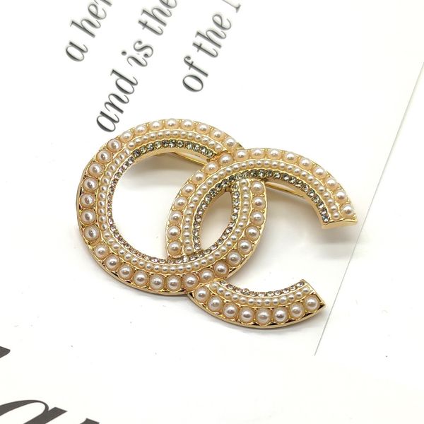 

2023 new french small fragrance brooch with diamond pearl inlay, light and luxurious temperament, versatile suit pin, Gray